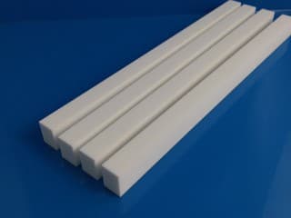 Machinable glass ceramic insulating bar for medical applications
